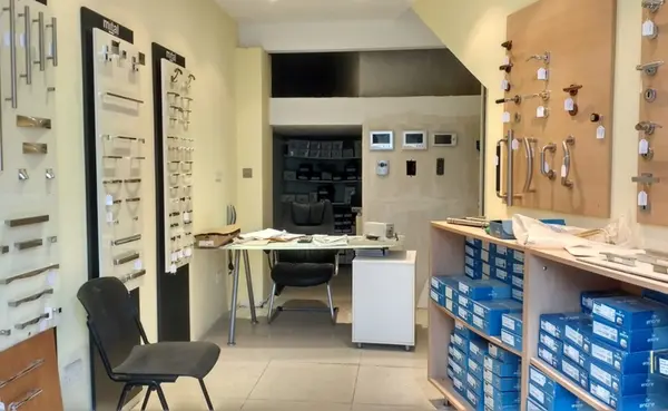 Offices in Malta: Shop / office to let in Naxxar