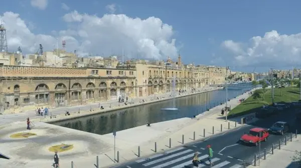 Unlock Business Success: Invest in a Freehold Guest House in Cospicua with 8 Rooms.