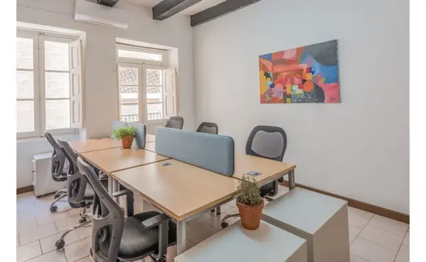 Offices for rent in Malta: Valletta serviced office space to let with 4/5 desks