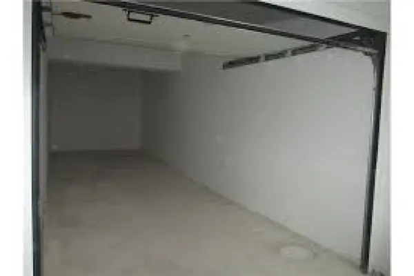 12 car garage to let in Gzira