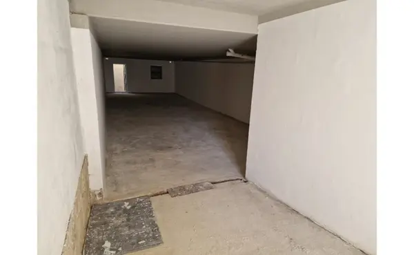 Real estate Malta: 9 car garage for rent in San Gwann