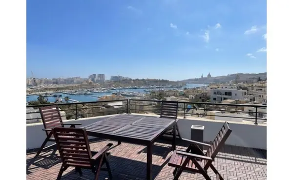 Penthouse Office with views for rent in Ta Xbiex
