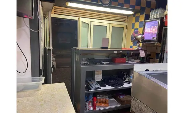 Fgura shop / take away for rent in a prime location