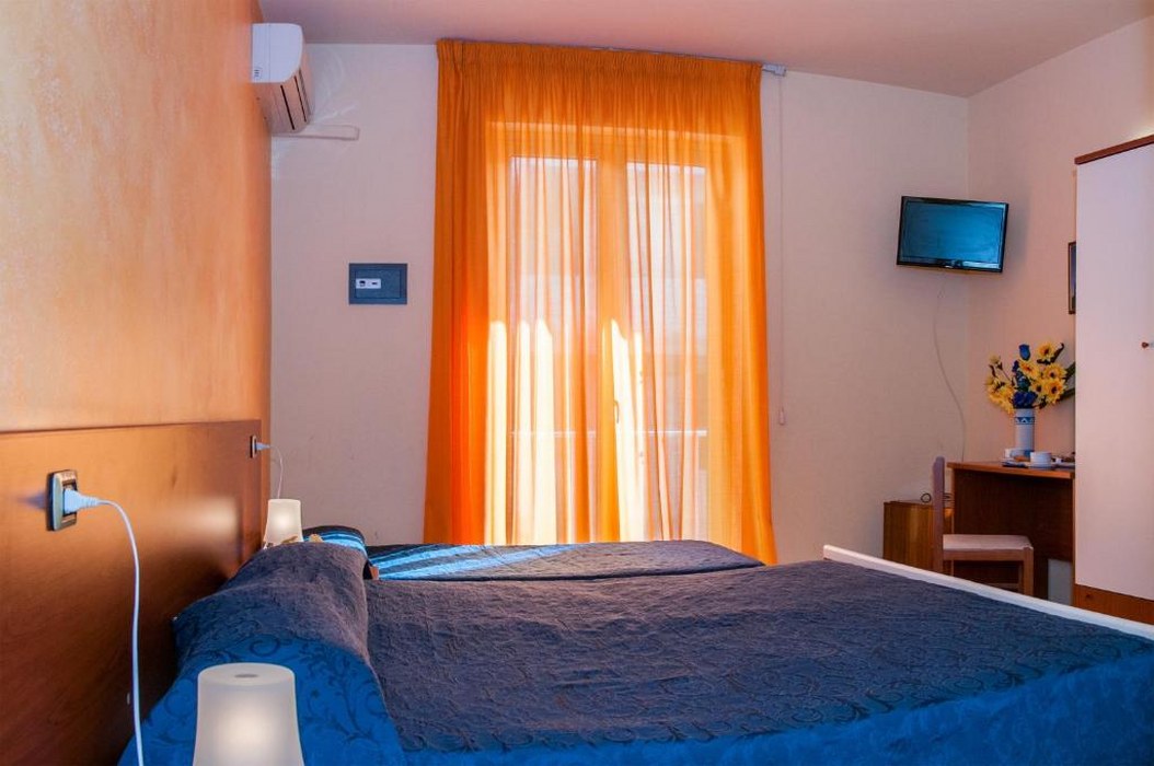 Sicily Hotel: 10 Beds, Sea Views, Rooftop, & Garden