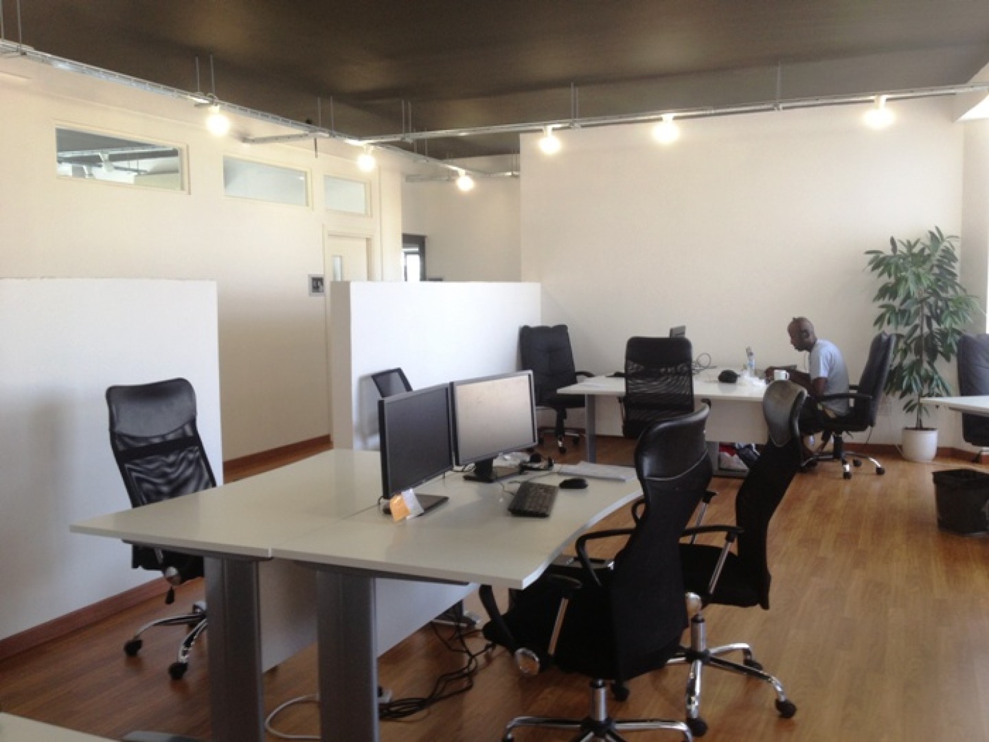 Offices to let (4-6 work stations)