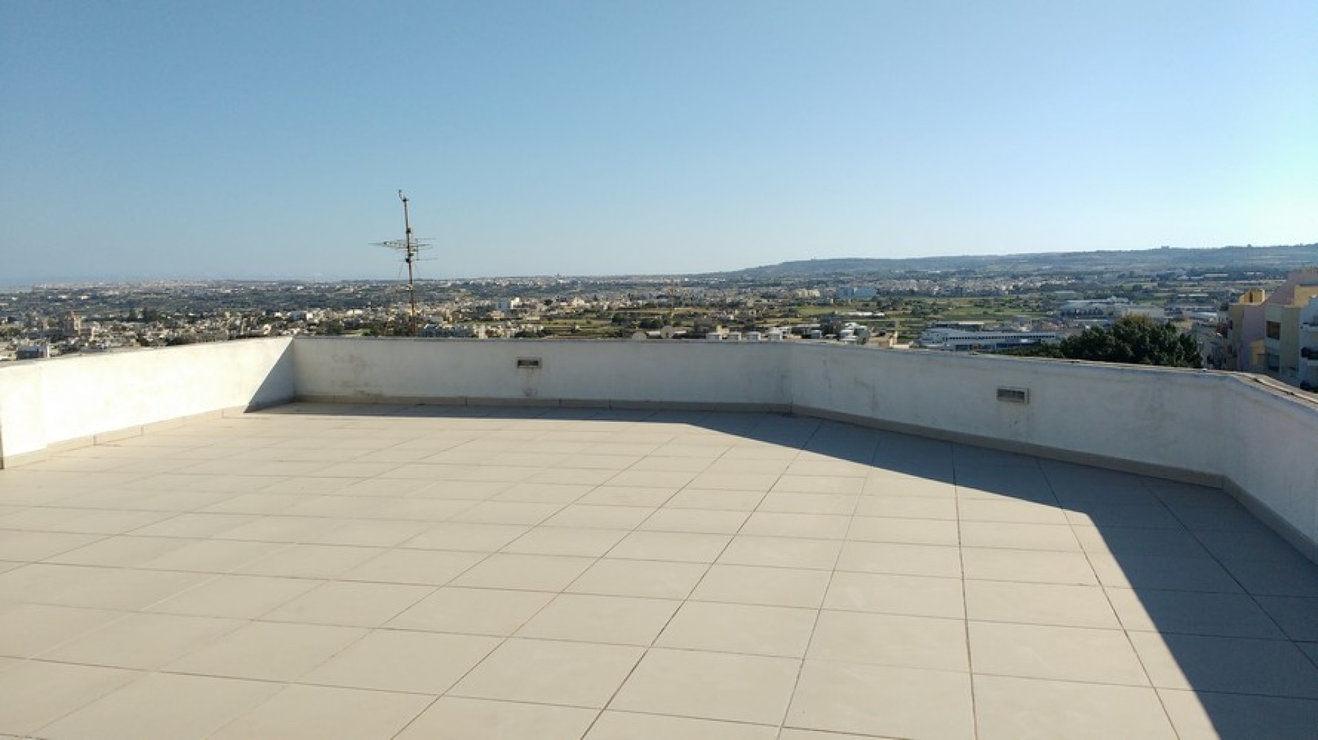 Office Block with Parking for rent in Naxxar