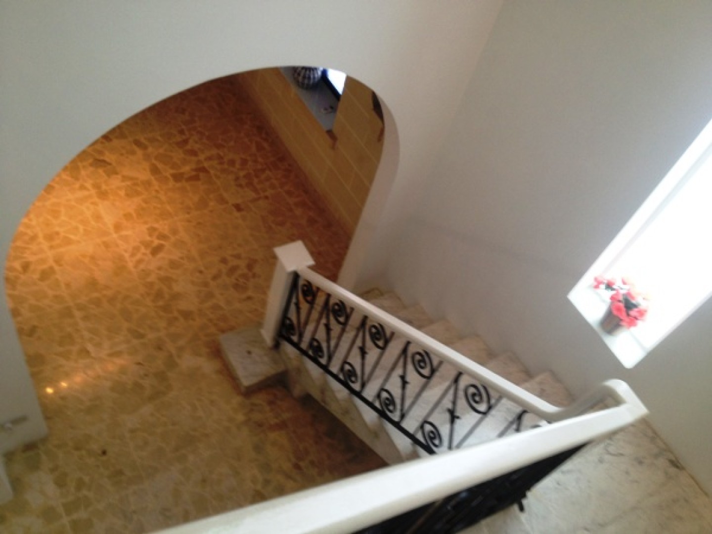 Corner Office with several rooms and ample light in Iklin