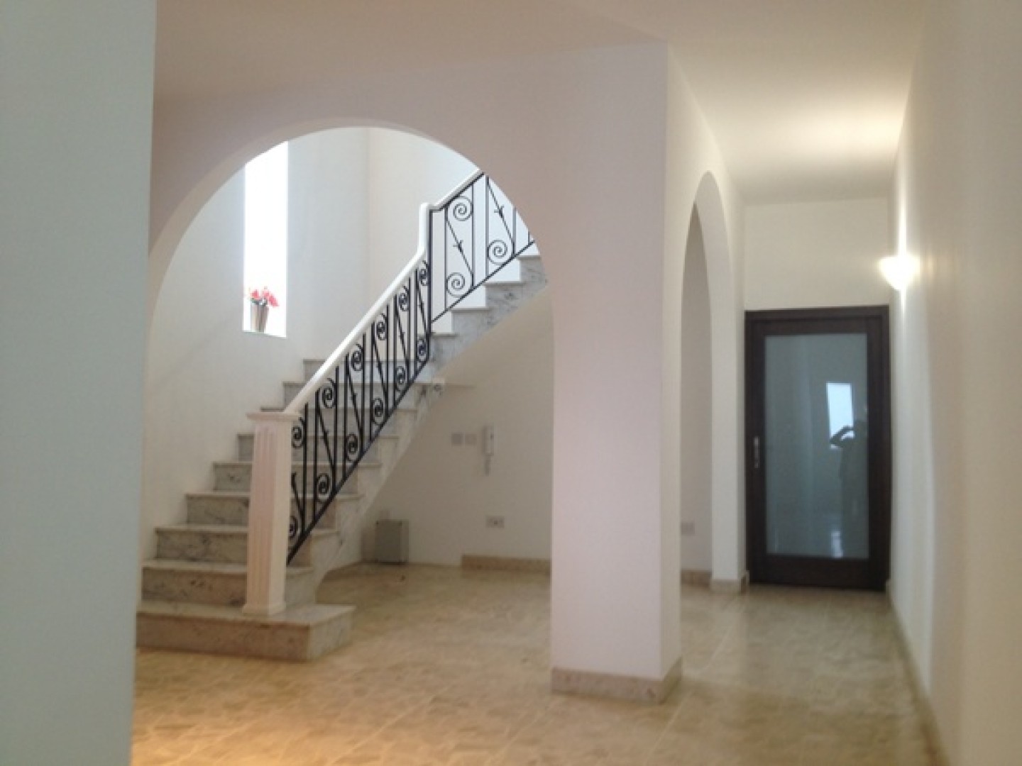 Corner Office with several rooms and ample light in Iklin