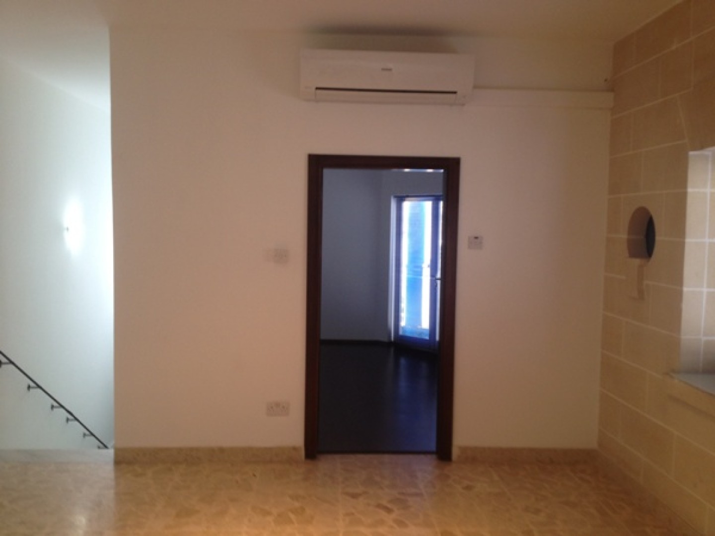 Corner Office with several rooms and ample light in Iklin