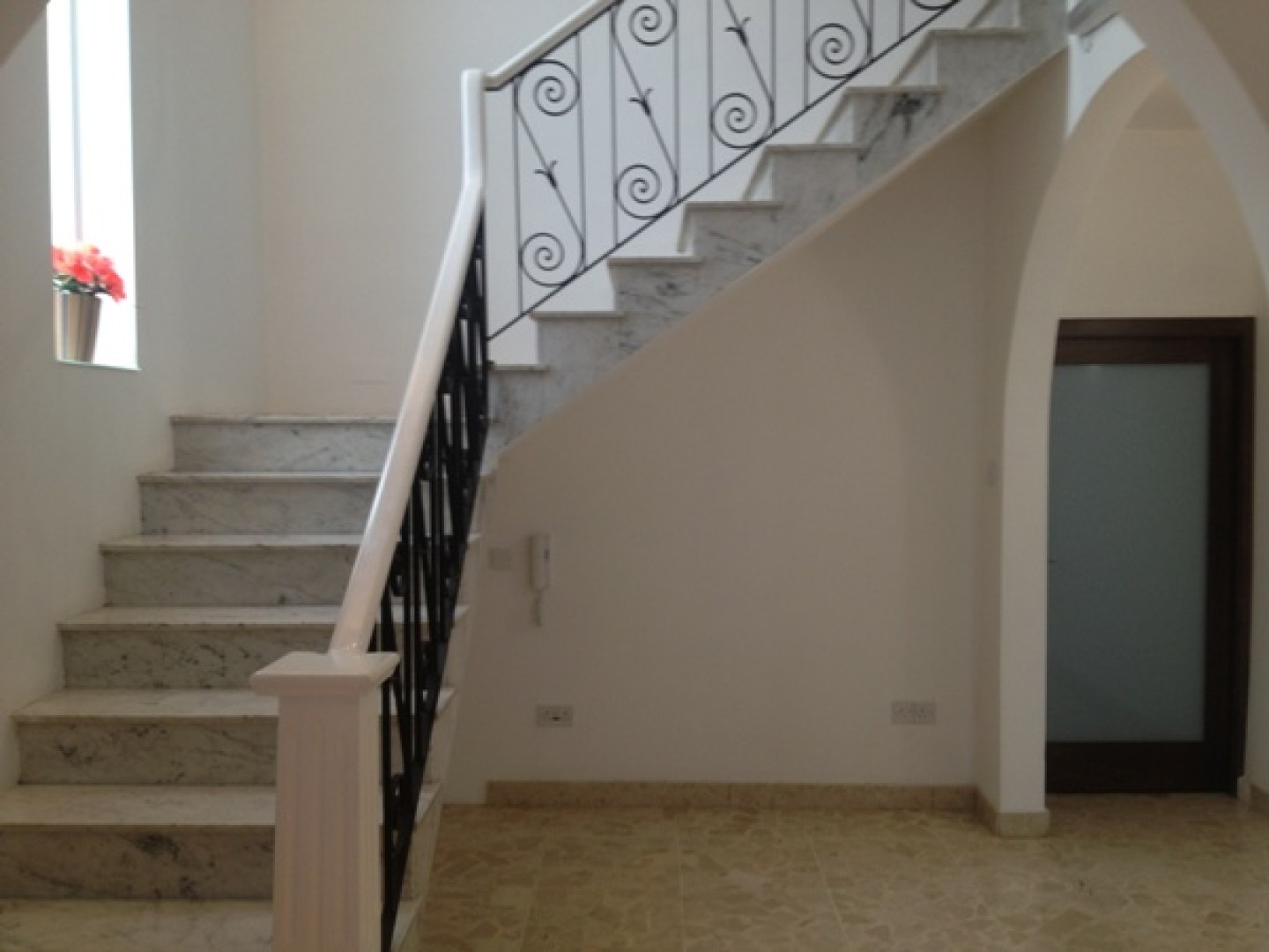 Corner Office with several rooms and ample light in Iklin