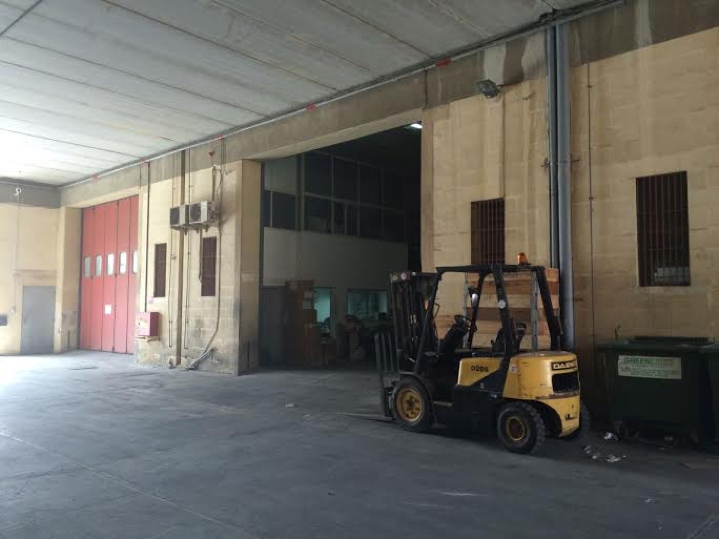 500 square metre Warehouse for Rent in Mriehel