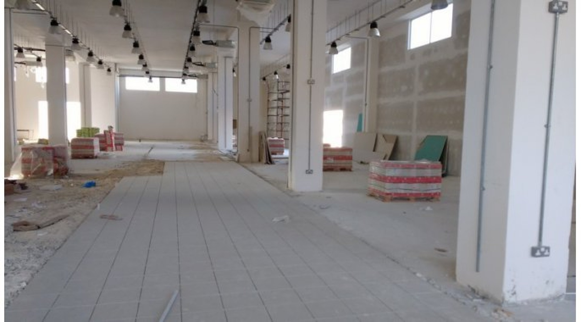 Showroom With Parking and Office To Let in Mriehel