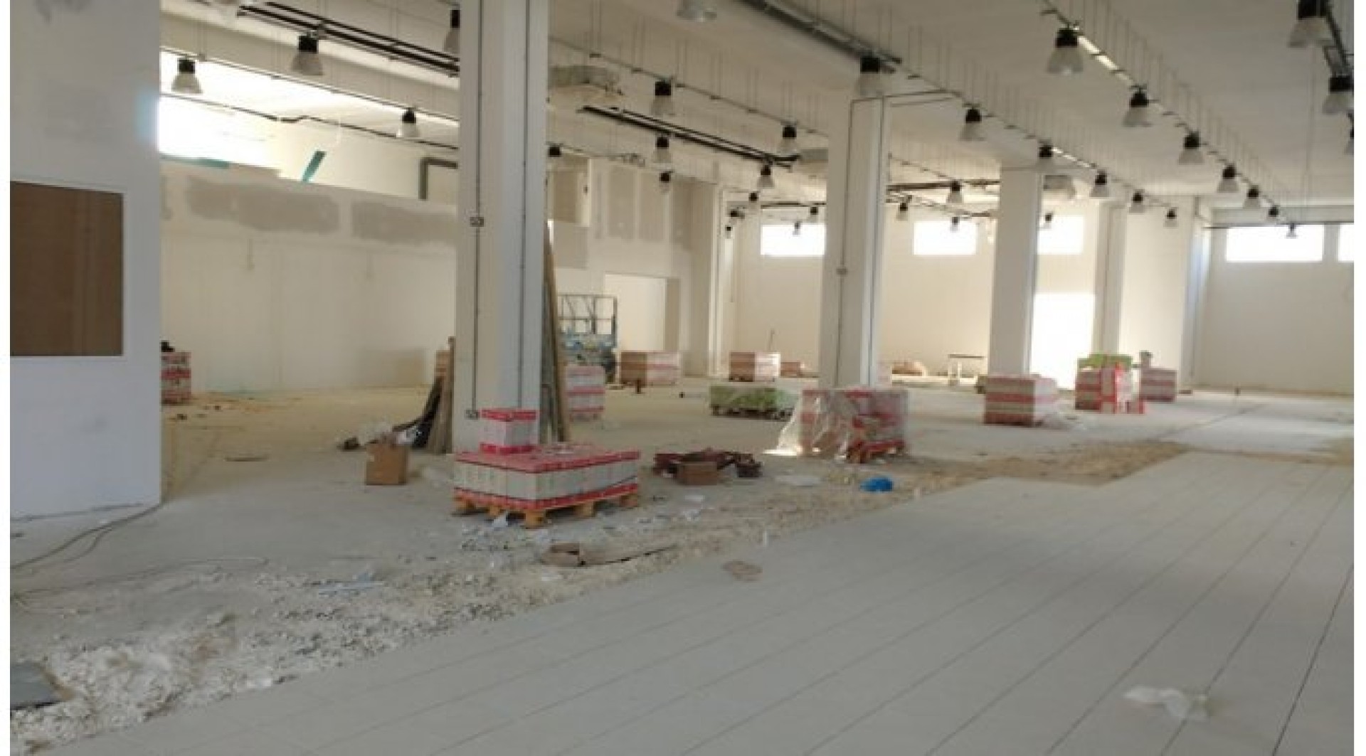 Showroom With Parking and Office To Let in Mriehel