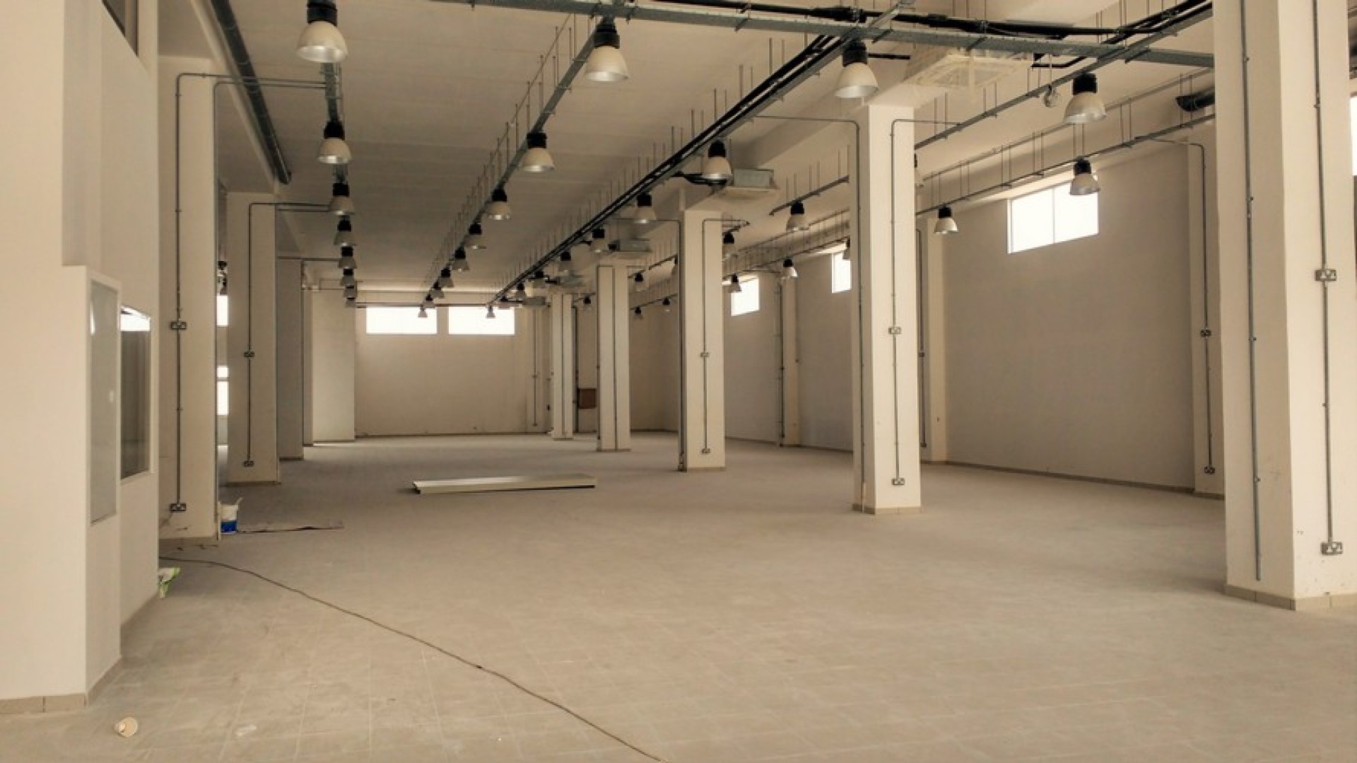 Showroom With Parking and Office To Let in Mriehel