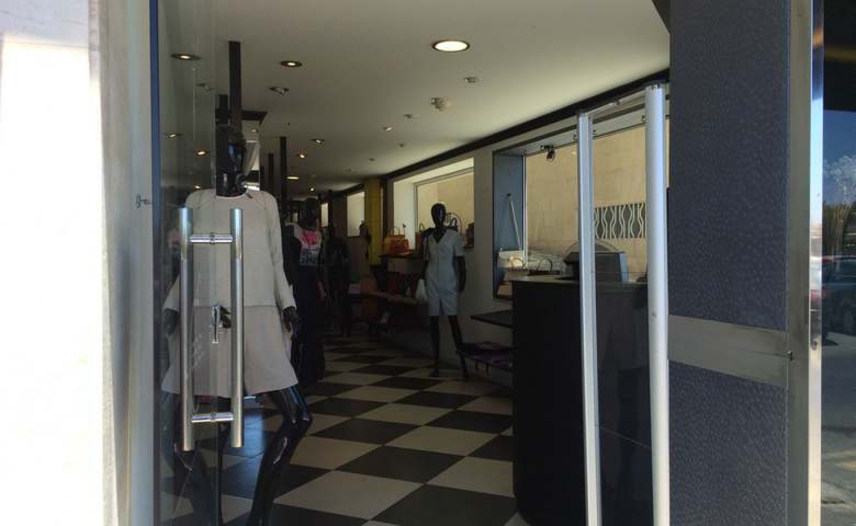 Shop to let in Malta: 110sqm Commercial Space on the Tigne Seafront for Rent