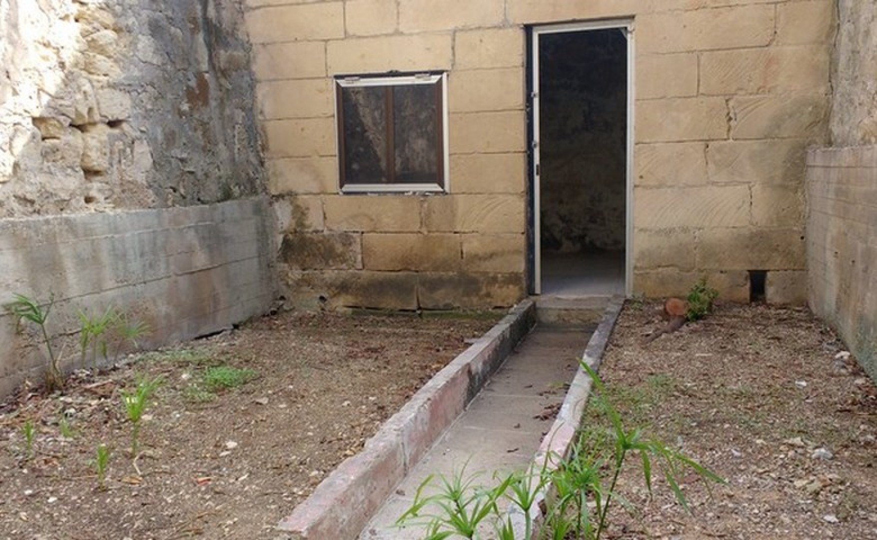 Rent offices in Malta:Shop / office to let in Balzan