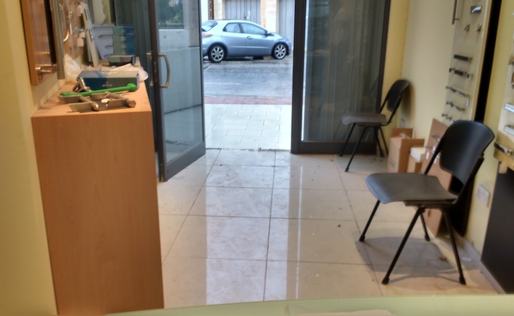 Offices in Malta: Shop / office to let in Naxxar