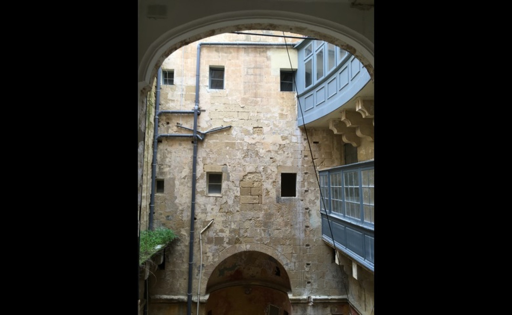 Office to let Malta: Large Unfurnished Apartment / Office For Rent in Valletta