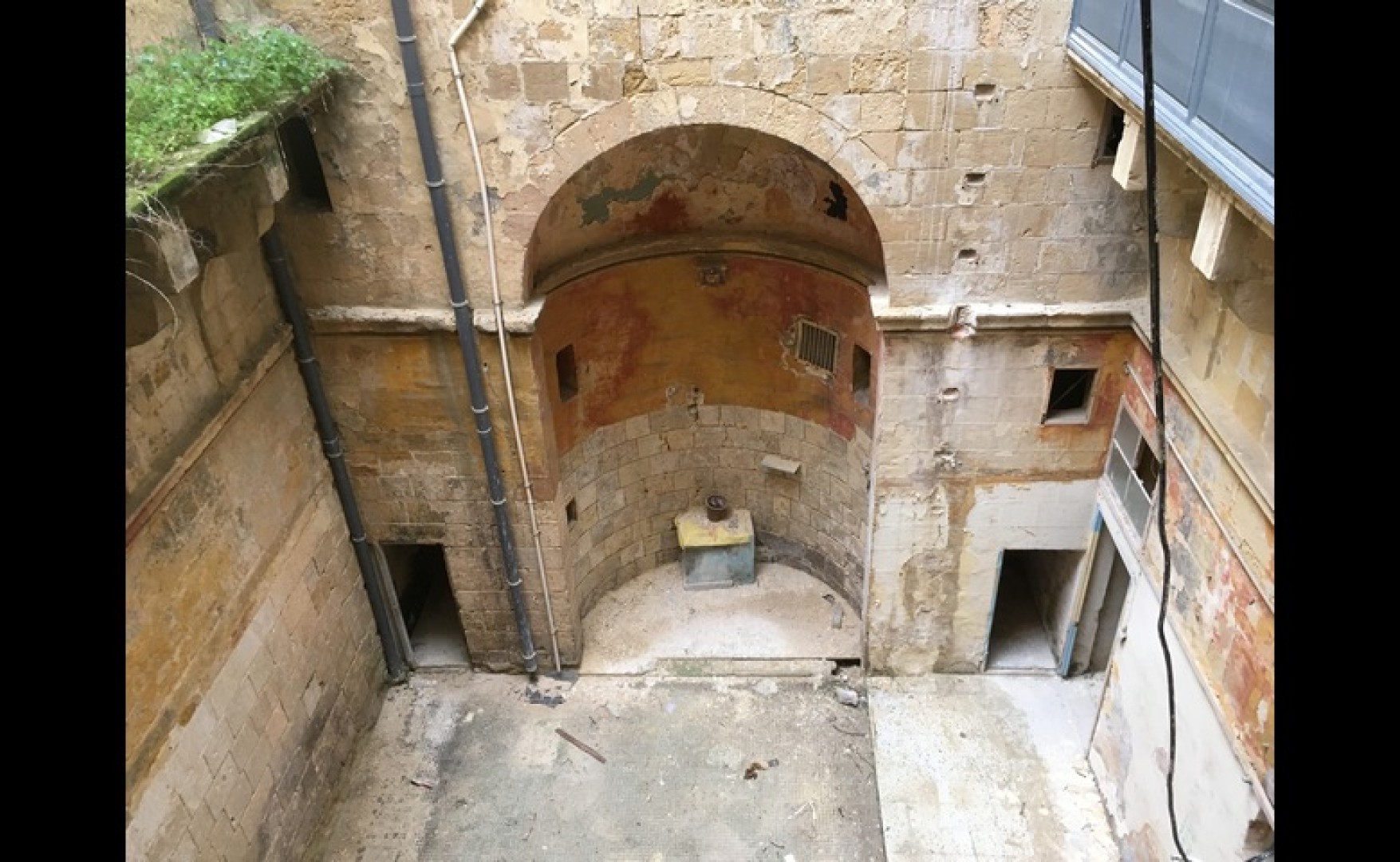 Office to let Malta: Large Unfurnished Apartment / Office For Rent in Valletta
