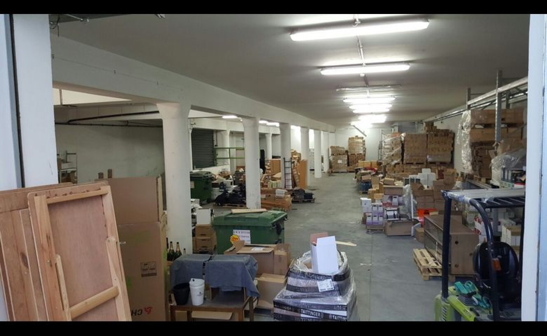 Office / Shop to let Malta: 600sqm showroom for rent in Zebbug