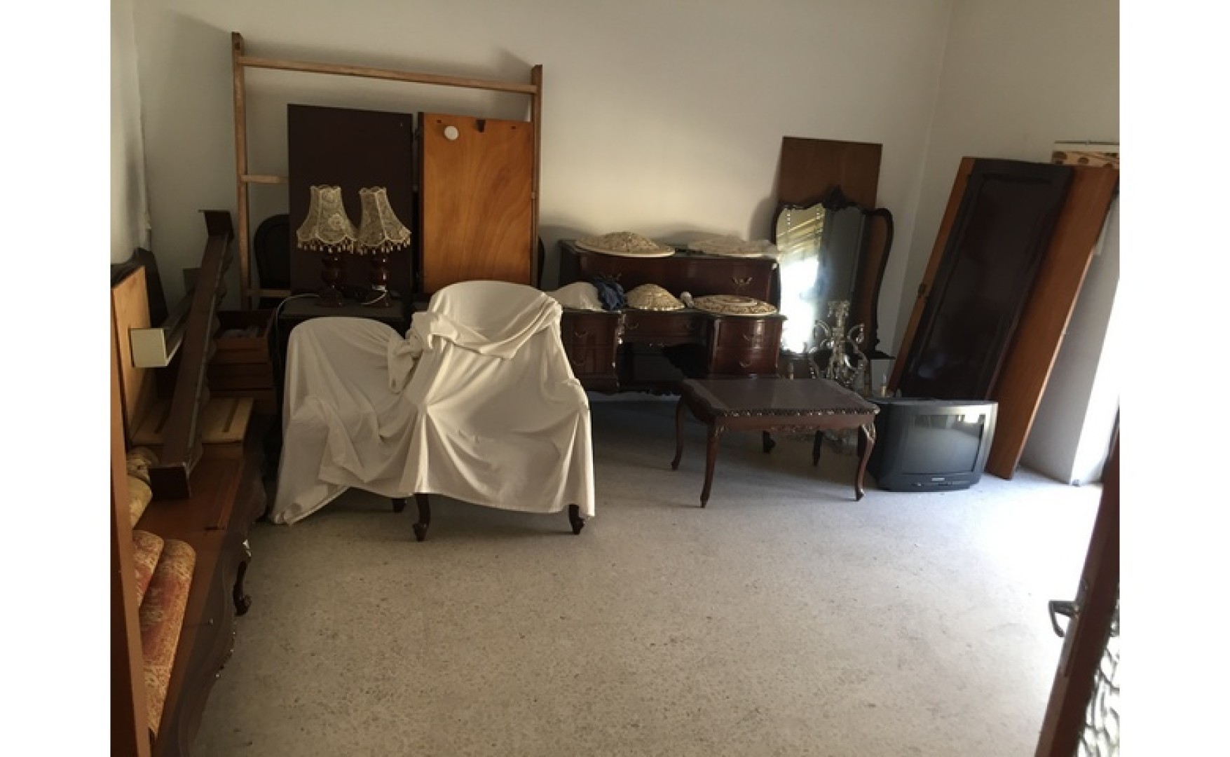 Office for rent in Malta: 100sqm corner property to let in Qormi