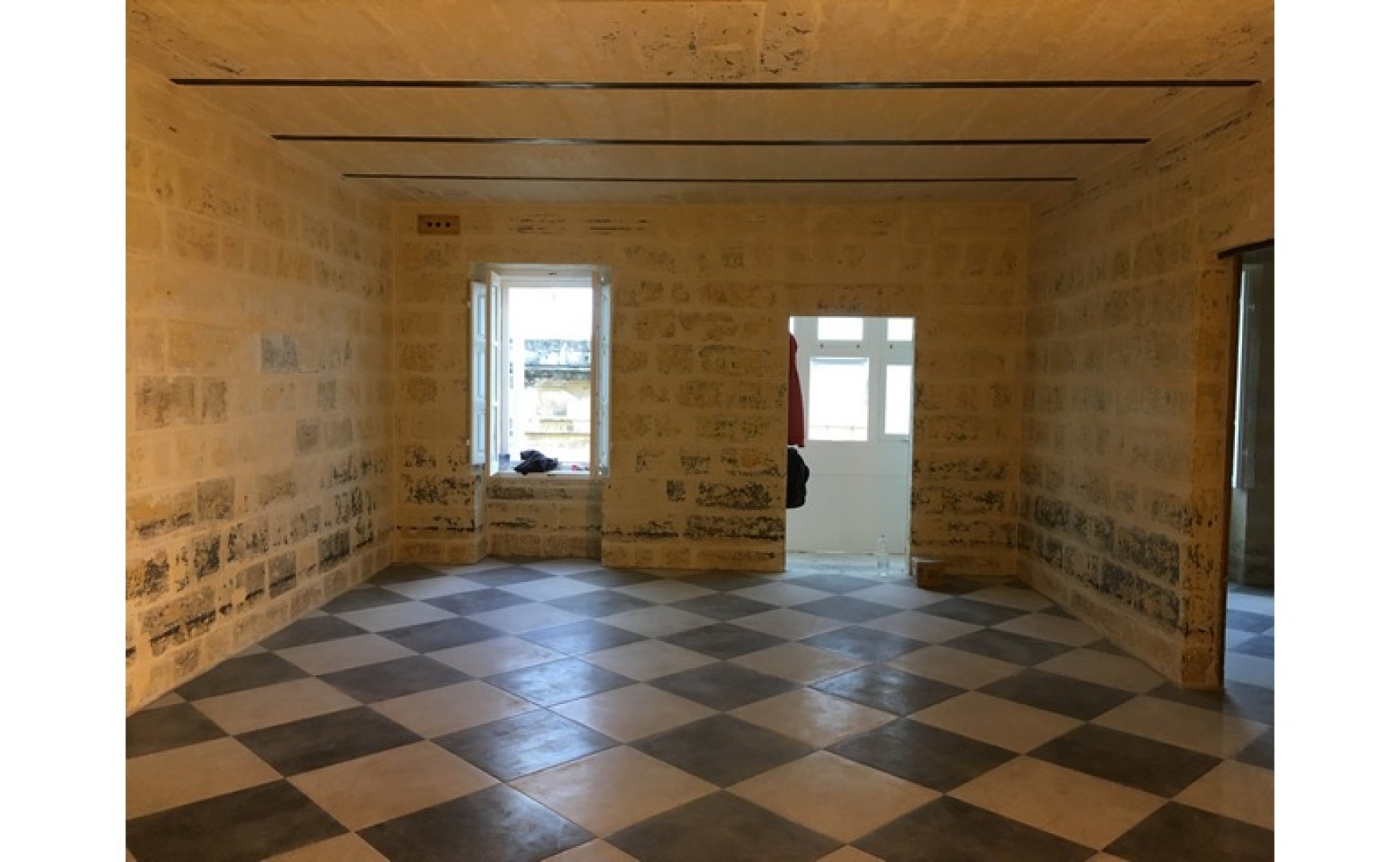 Newly Renovated Very Bright Office/Apartment to let