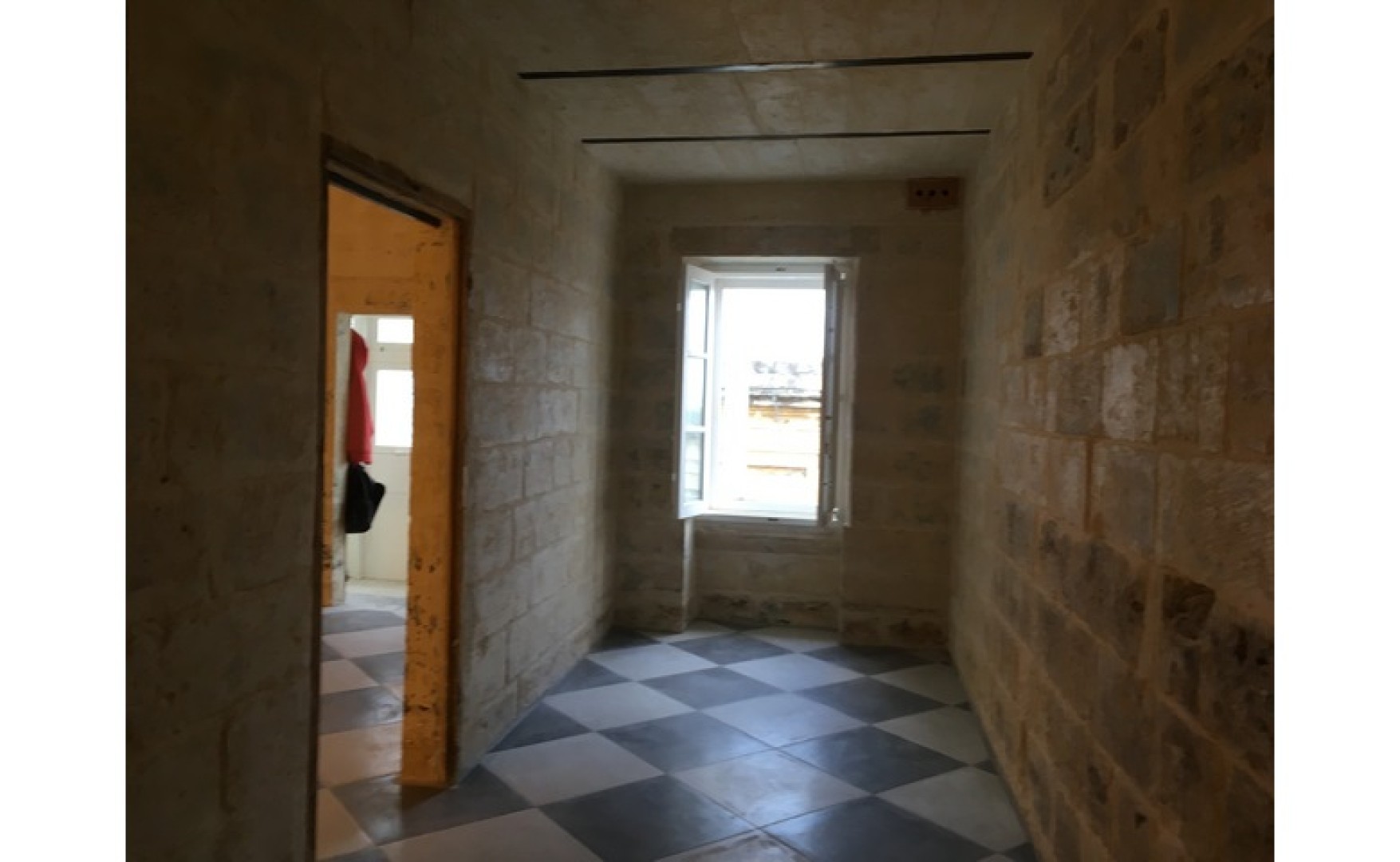 Newly Renovated Very Bright Office/Apartment to let