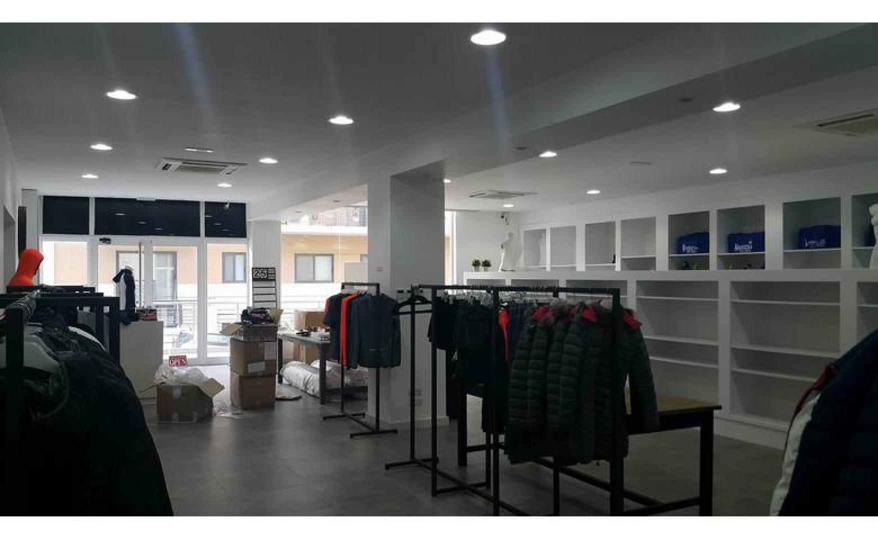 Shop /Office to let Malta: San Gwann - 400sqm premises for rent - easy parking