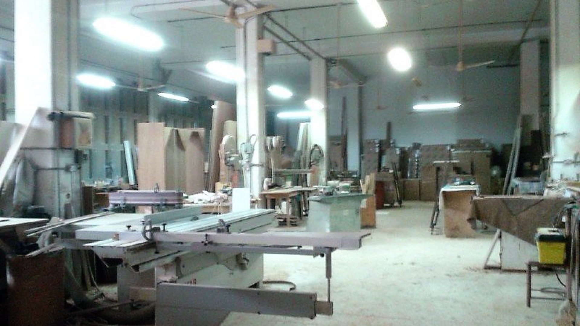 2800 square metres premises for rent with parking