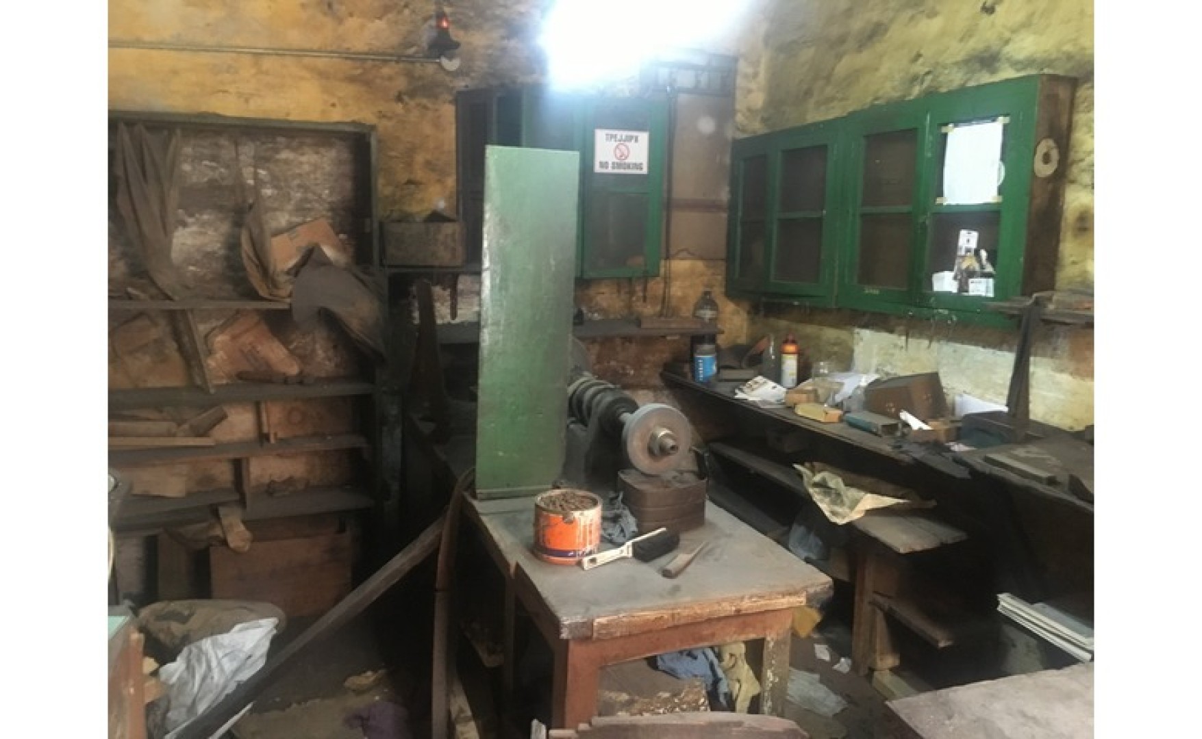 Shop to let in Malta: Valletta TakeAway Shop To Let
