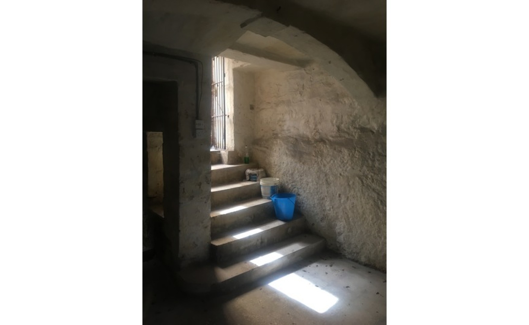 Shop to let in Malta: Valletta TakeAway Shop To Let