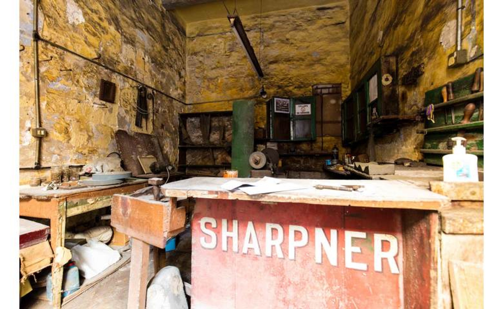 Shop to let in Malta: Valletta TakeAway Shop To Let