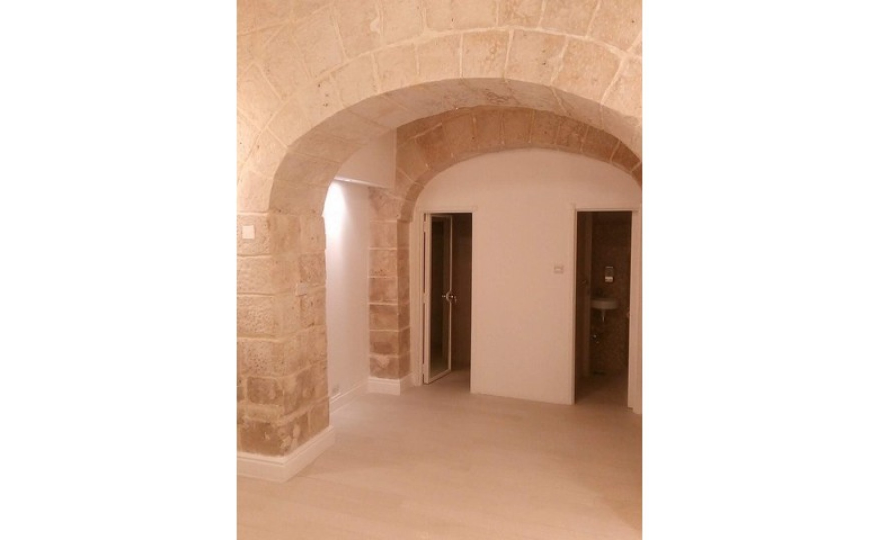 Shop to let in Malta: 35sqm Premises For Rent in Valletta
