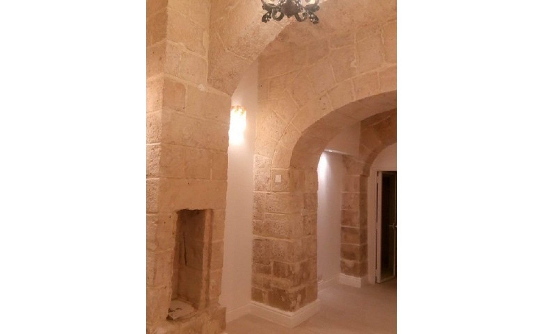 Shop to let in Malta: 35sqm Premises For Rent in Valletta