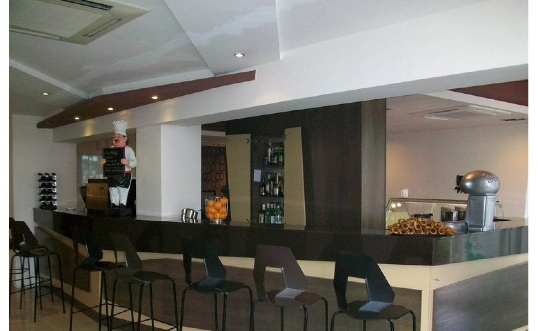 Restaurants for rent in Malta: 125sqm Gzira seafront cafeteria