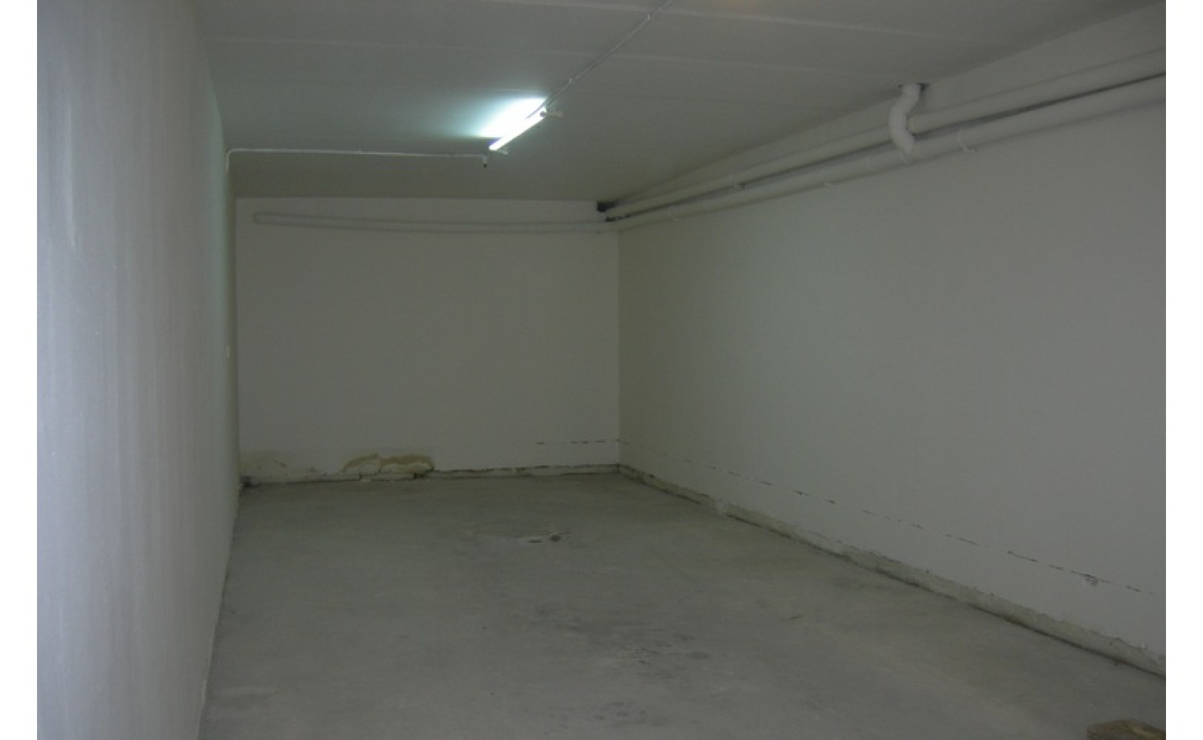 Real estate Malta: Marsascala 5/6 car garage for rent approx 105 square metres