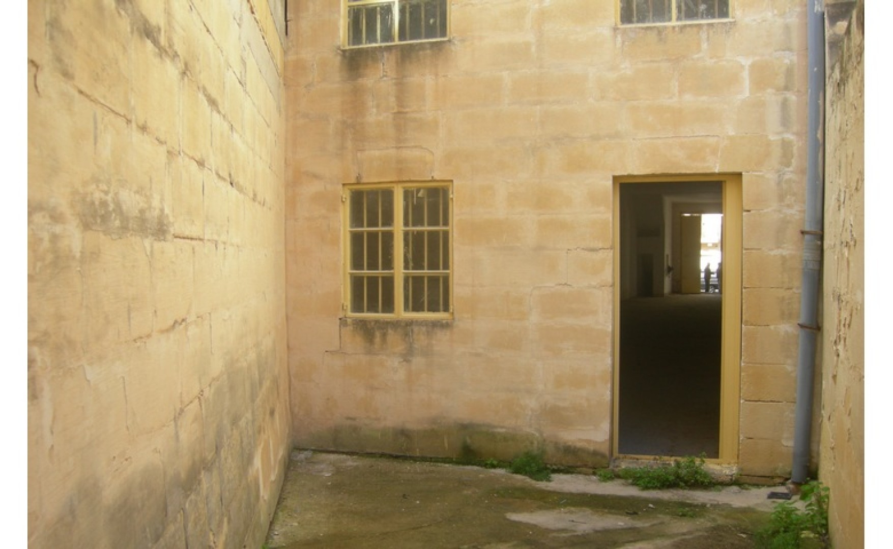 Real estate Malta: Fgura 230sqm warehouse for rent