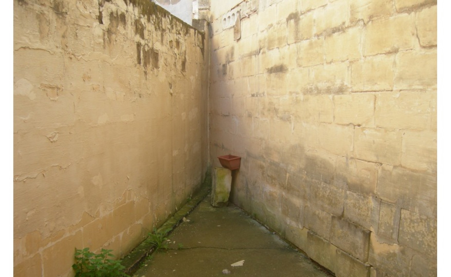 Real estate Malta: Fgura 230sqm warehouse for rent