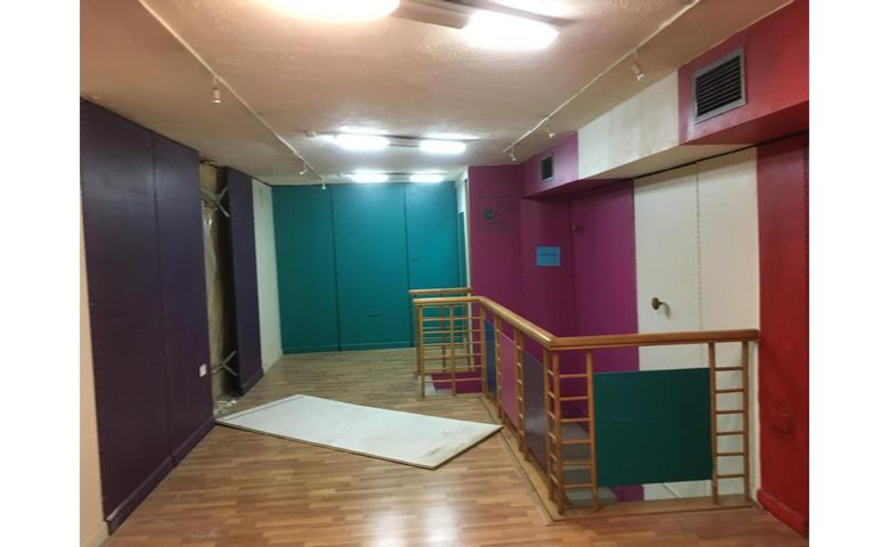 Shops for rent Malta: Valletta 220sqm prime location premises to let on Merchants Street