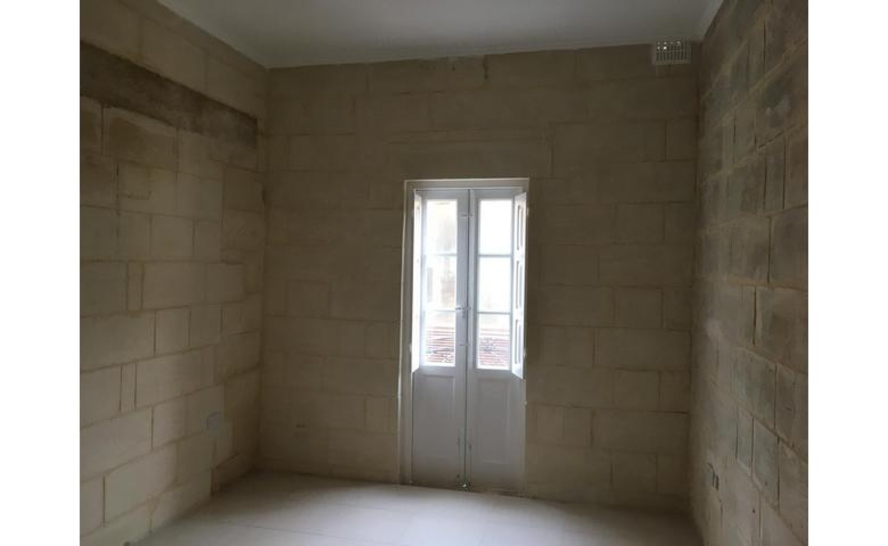Shops for Rent in Malta: Outlet on 3 Floors In the Hub Of Valletta