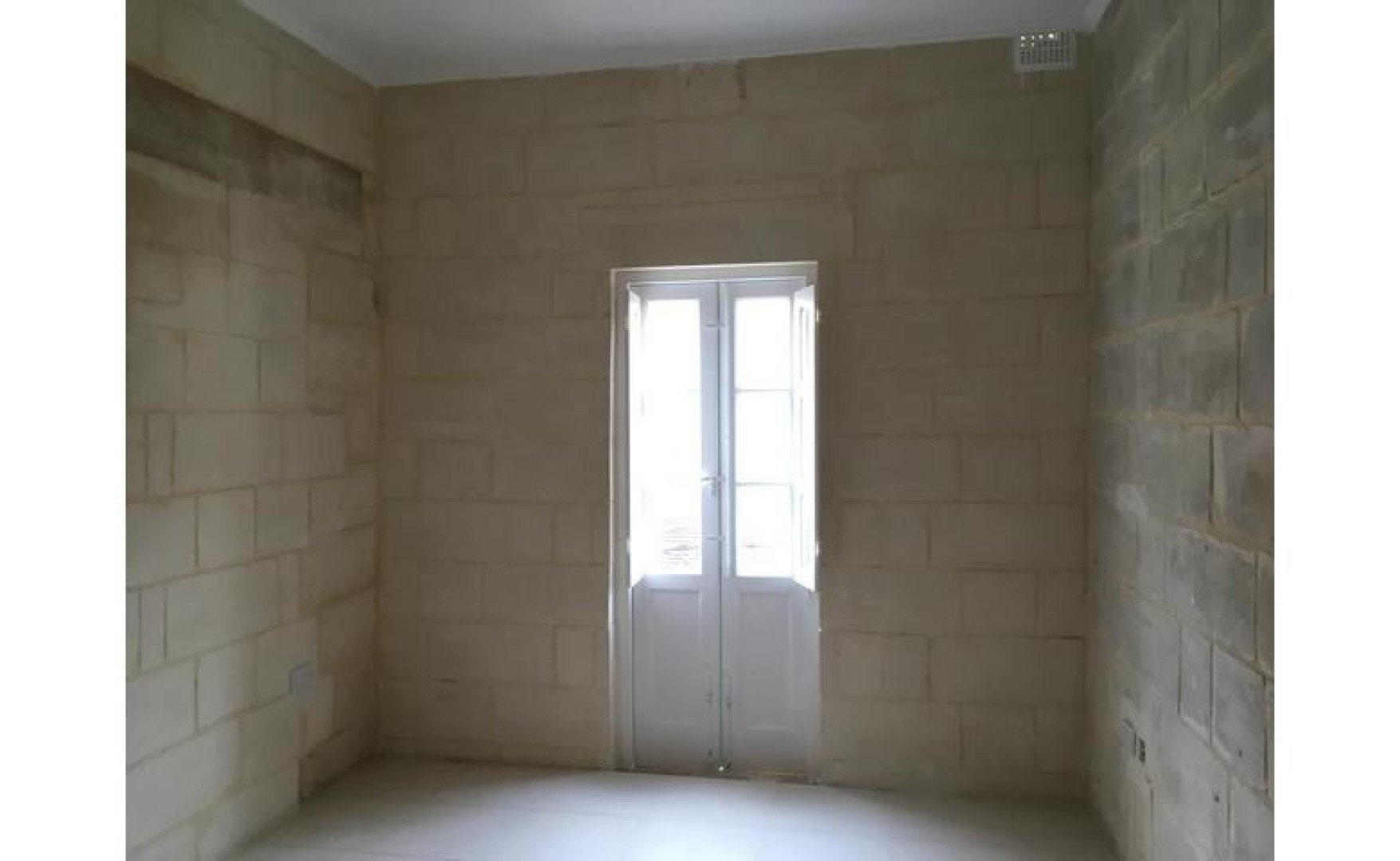 Shops for Rent in Malta: Outlet on 3 Floors In the Hub Of Valletta