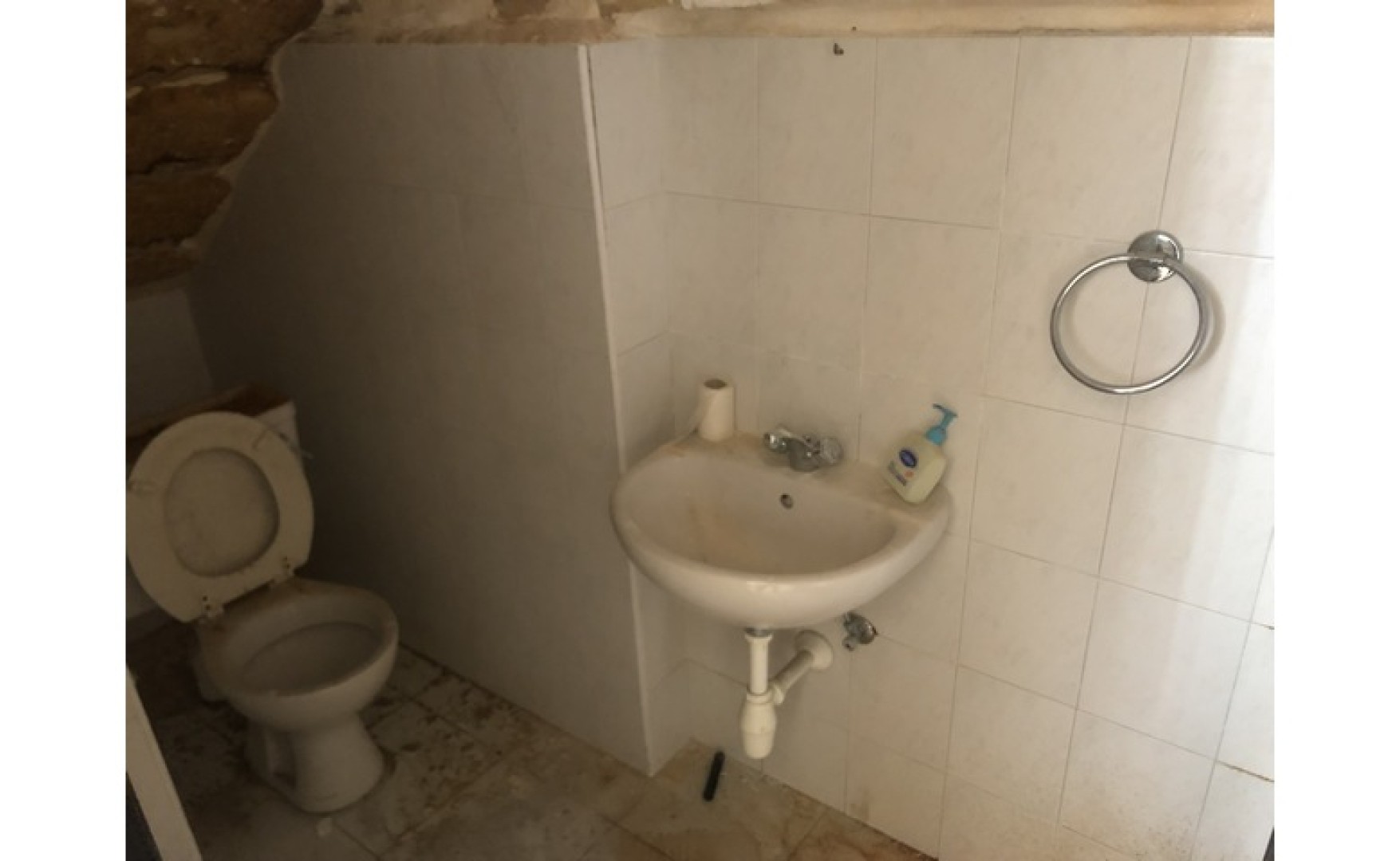 Shop to let Malta: Property on 3 Floors For Rent In Valletta