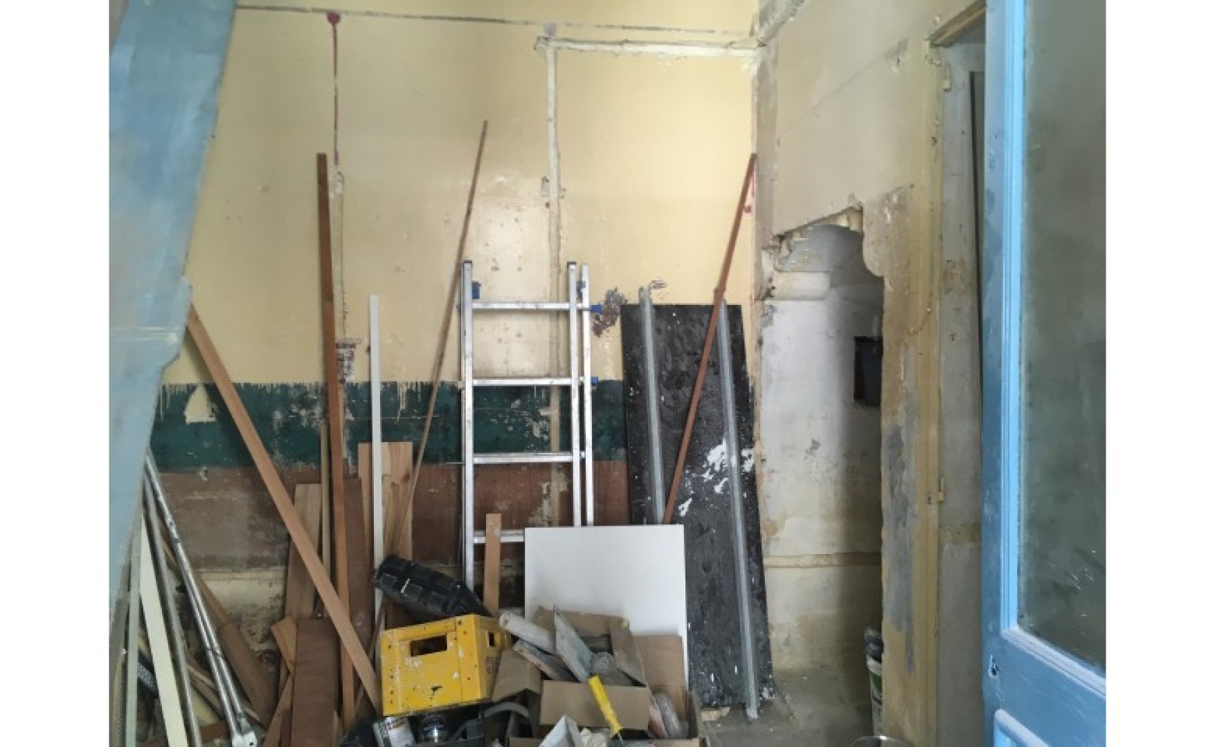 Shop to let in Malta: Corner Shop For Rent In Valletta