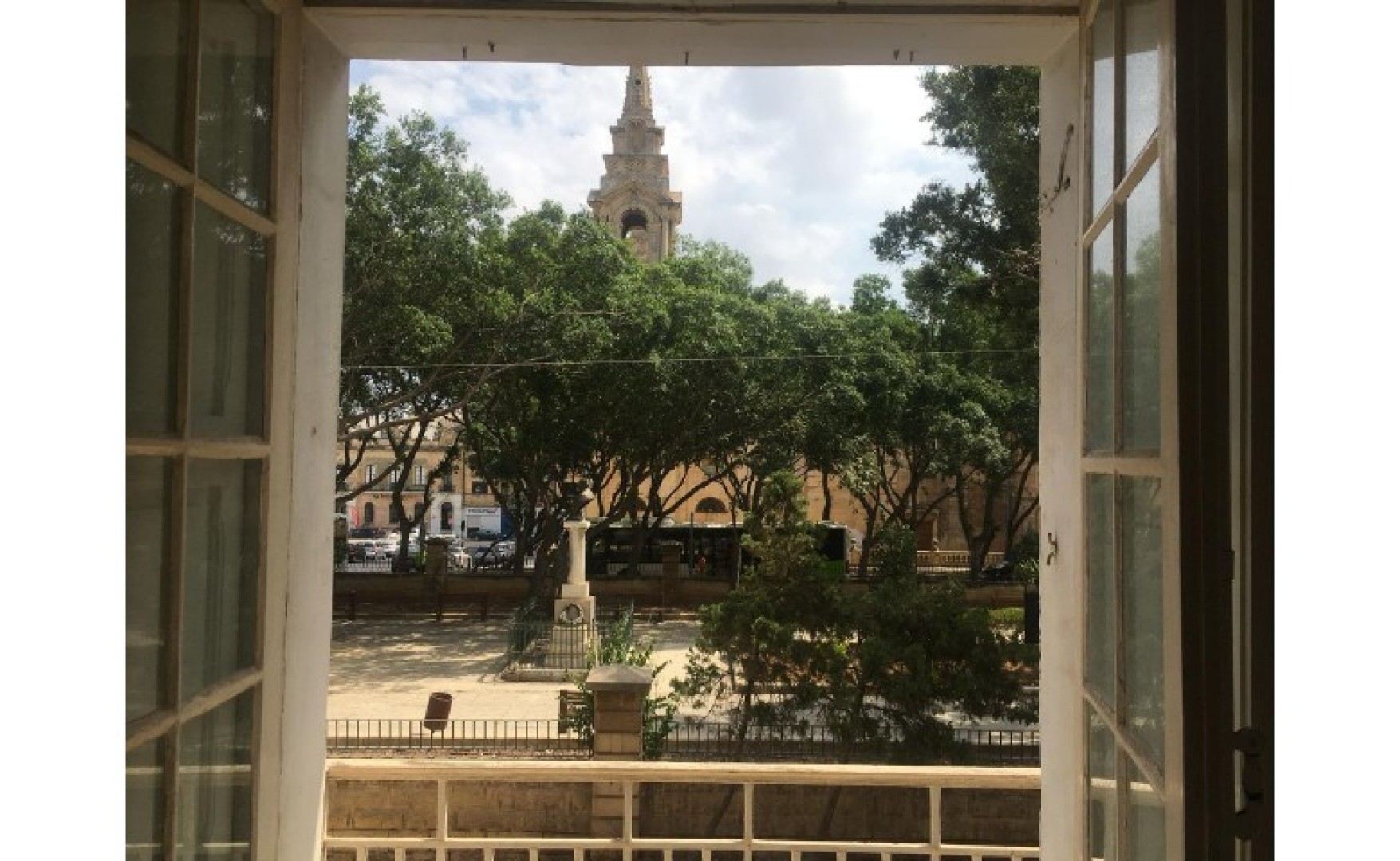 Offices / Apartments for rent in Malta: Spacious Office / Apartment with 3 bedrooms in Floriana