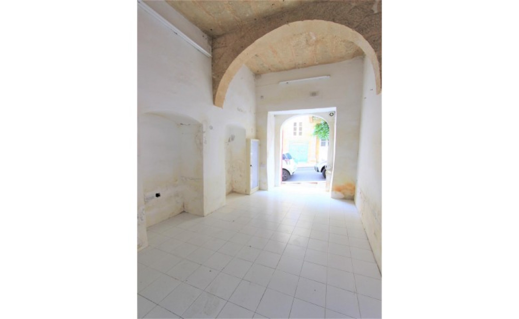 Shop to let in Malta: Compact Shop/office 20sqm for rent in Valletta