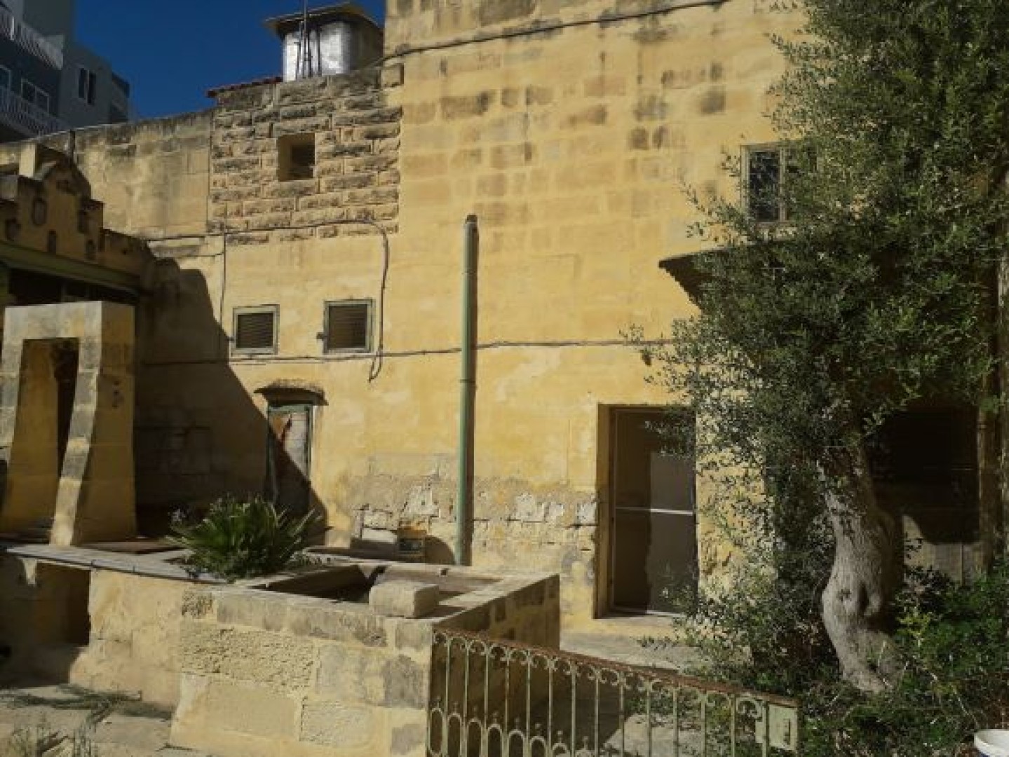 Malta real estate: Huge Unconverted Farmhouse - 820sqm with Large Garden in Mriehel