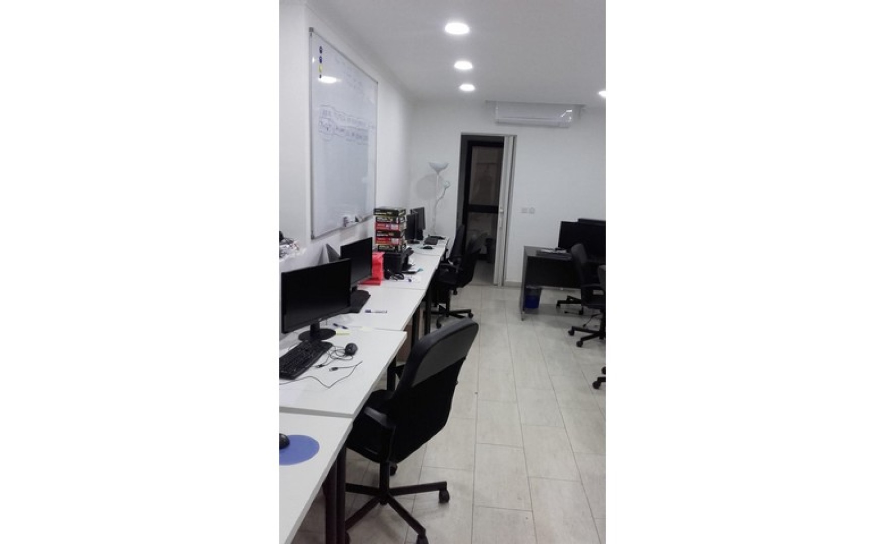 Shop to let Malta: St Julian's street level shop / office to rent