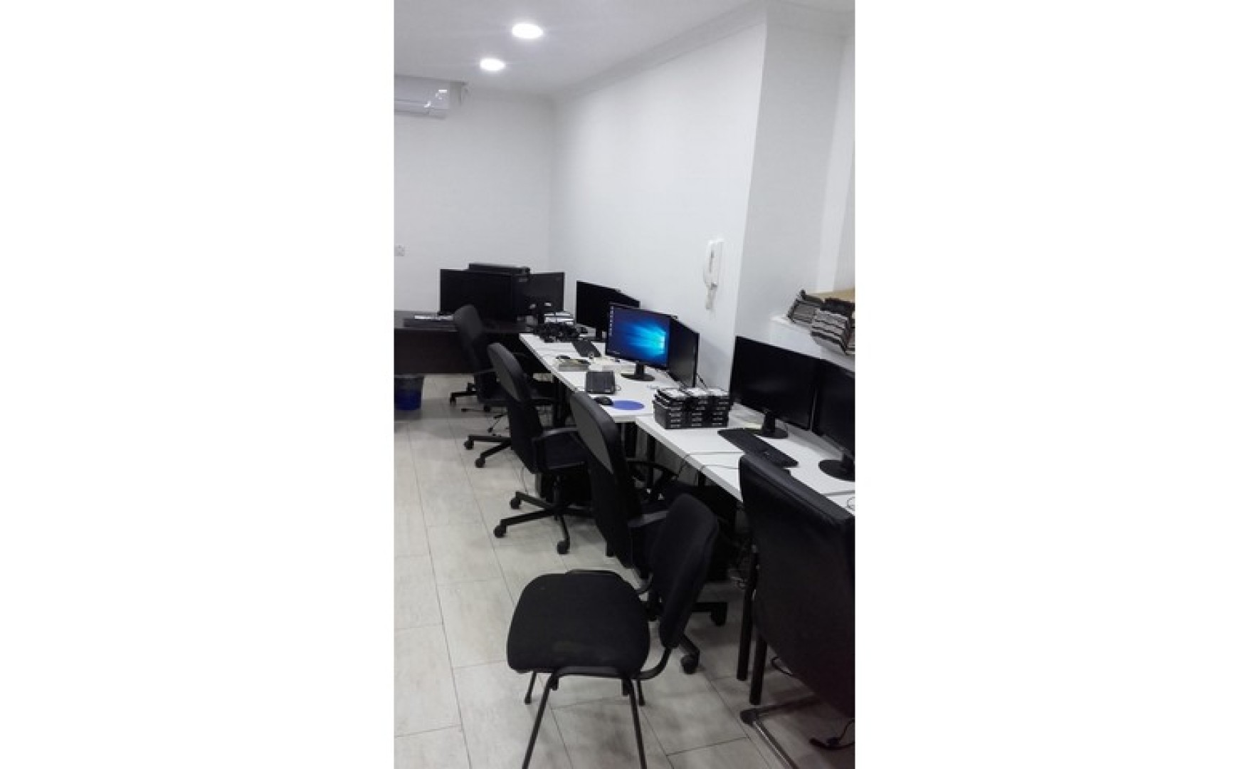 Shop to let Malta: St Julian's street level shop / office to rent