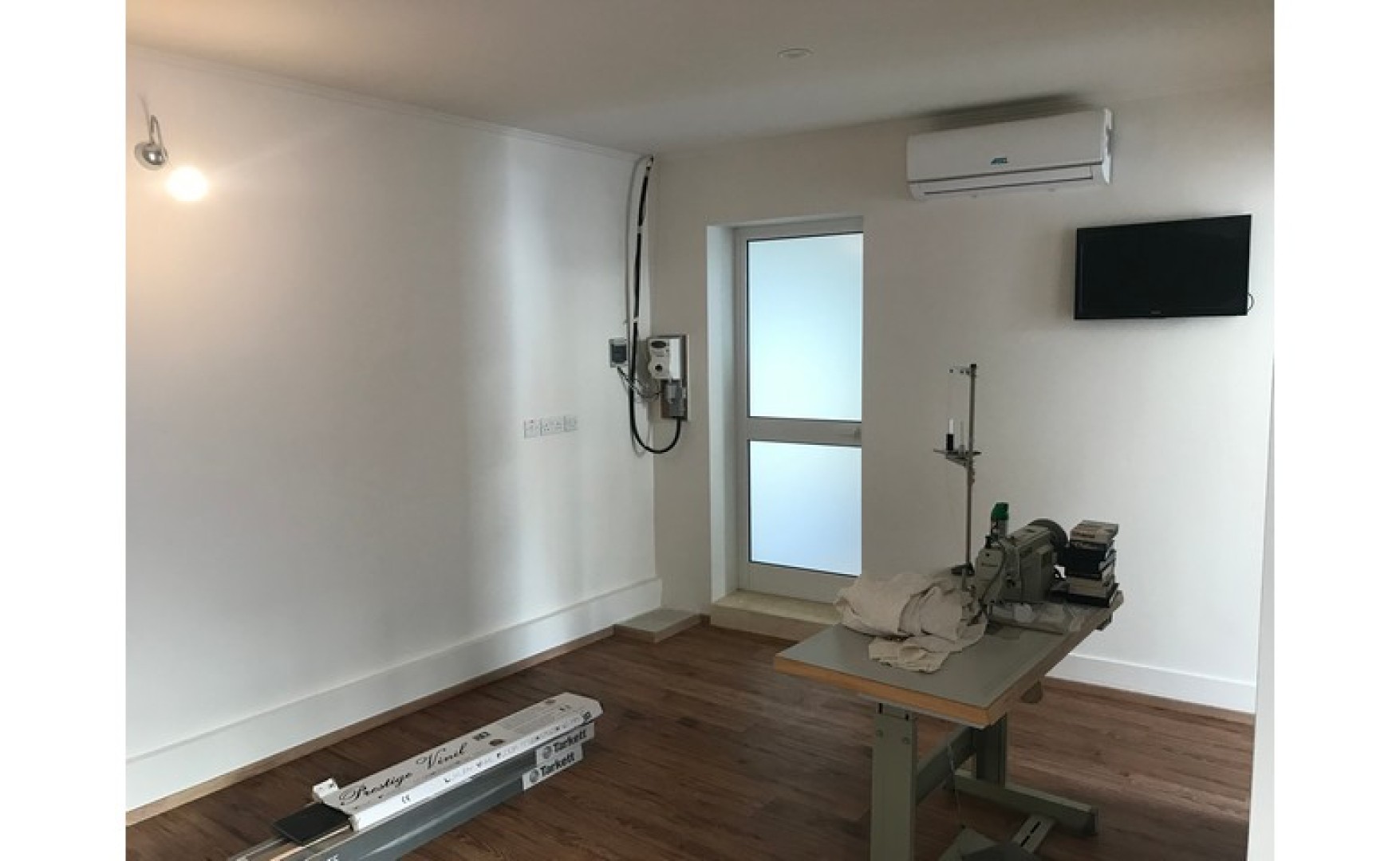 Shops for rent in Malta: Birkirkara office / shop for rent with large front patio