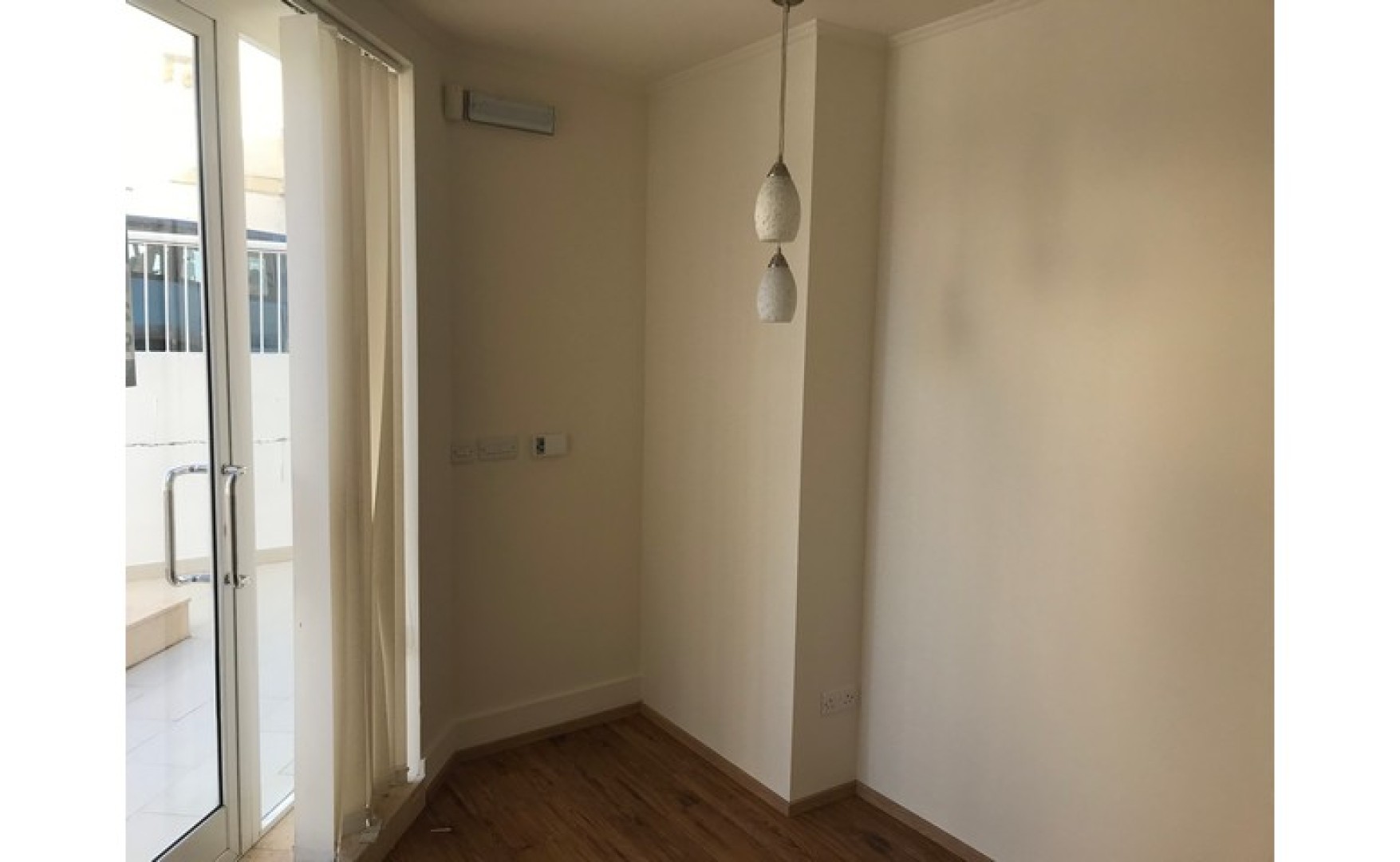 Shops for rent in Malta: Birkirkara office / shop for rent with large front patio